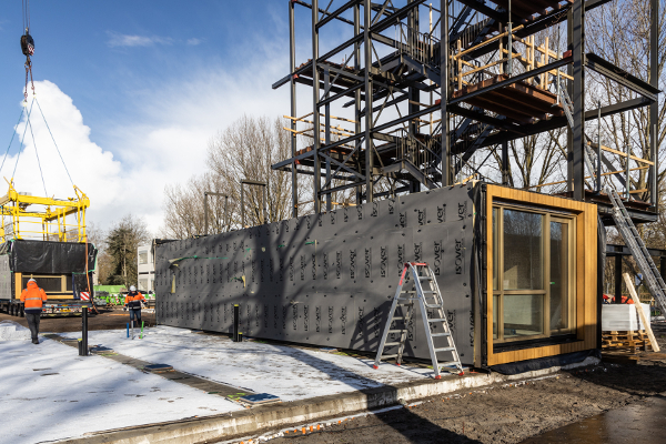Eerste houtbouw appartementen M'DAM geplaatst